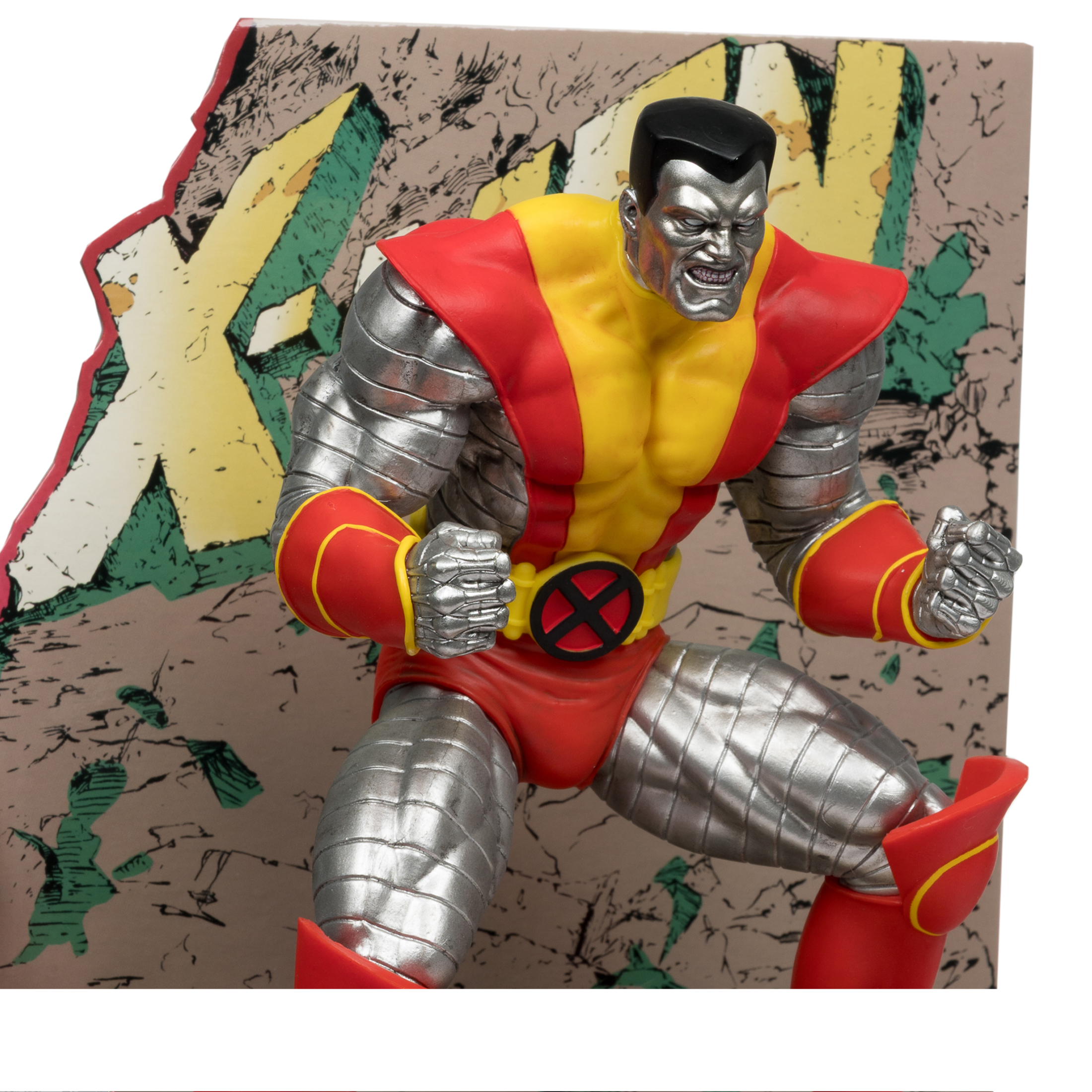 Action figure di Colosso. È in posa da combattimento con un costume rosso e giallo. Lo sfondo ha il logo X-Men.