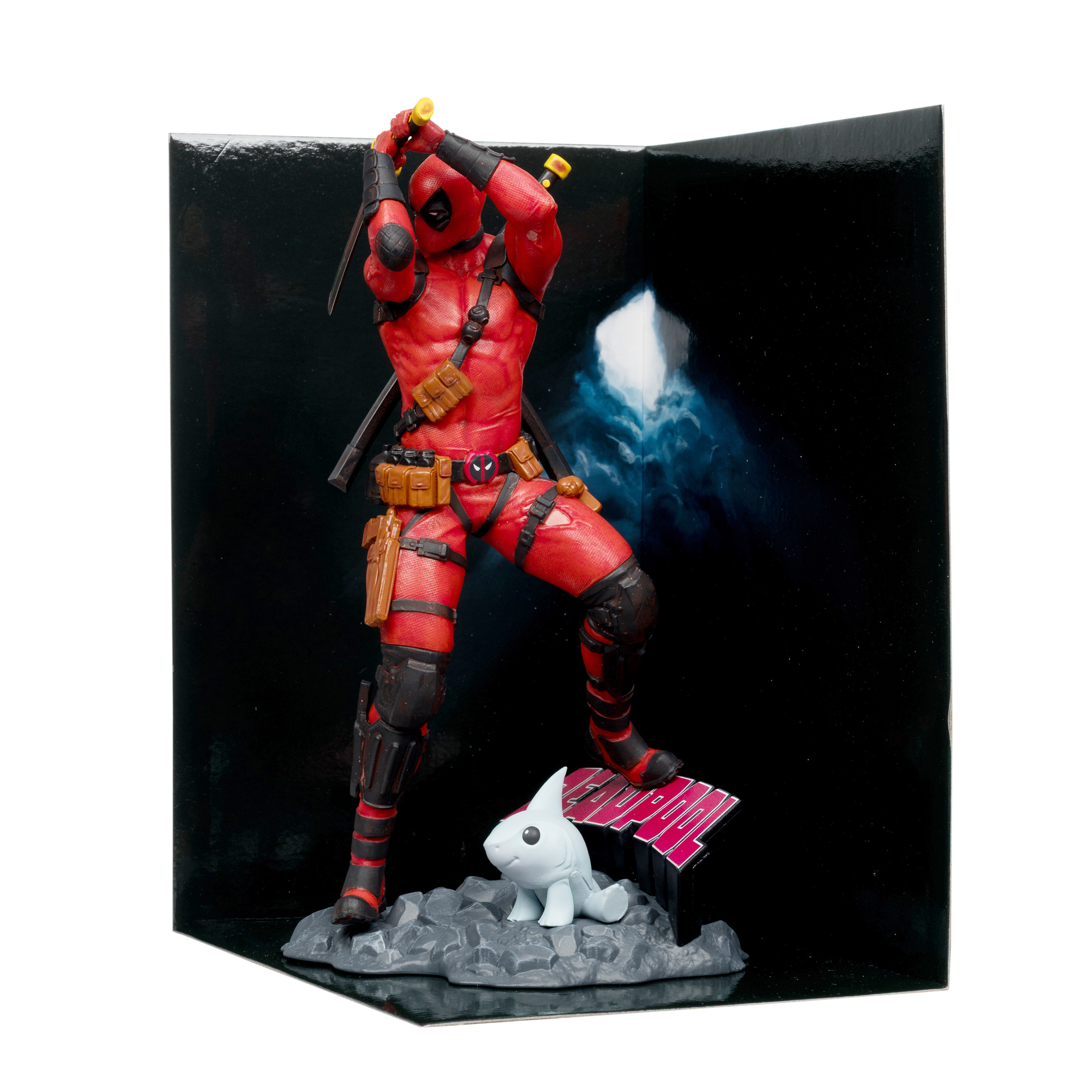 Una statuetta di Deadpool in tuta rossa con spade. Un personaggio bianco a forma di squalo su una piattaforma grigia. Sfondo nero.
