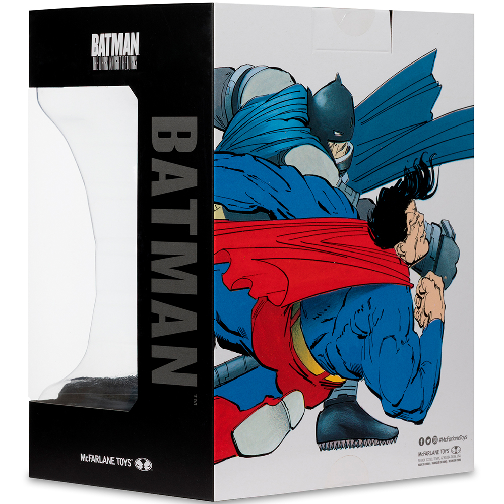 L'immagine sulla scatola mostra Batman e Superman in combattimento. Batman indossa un'armatura scura, Superman in blu e rosso. Il logo Batman.