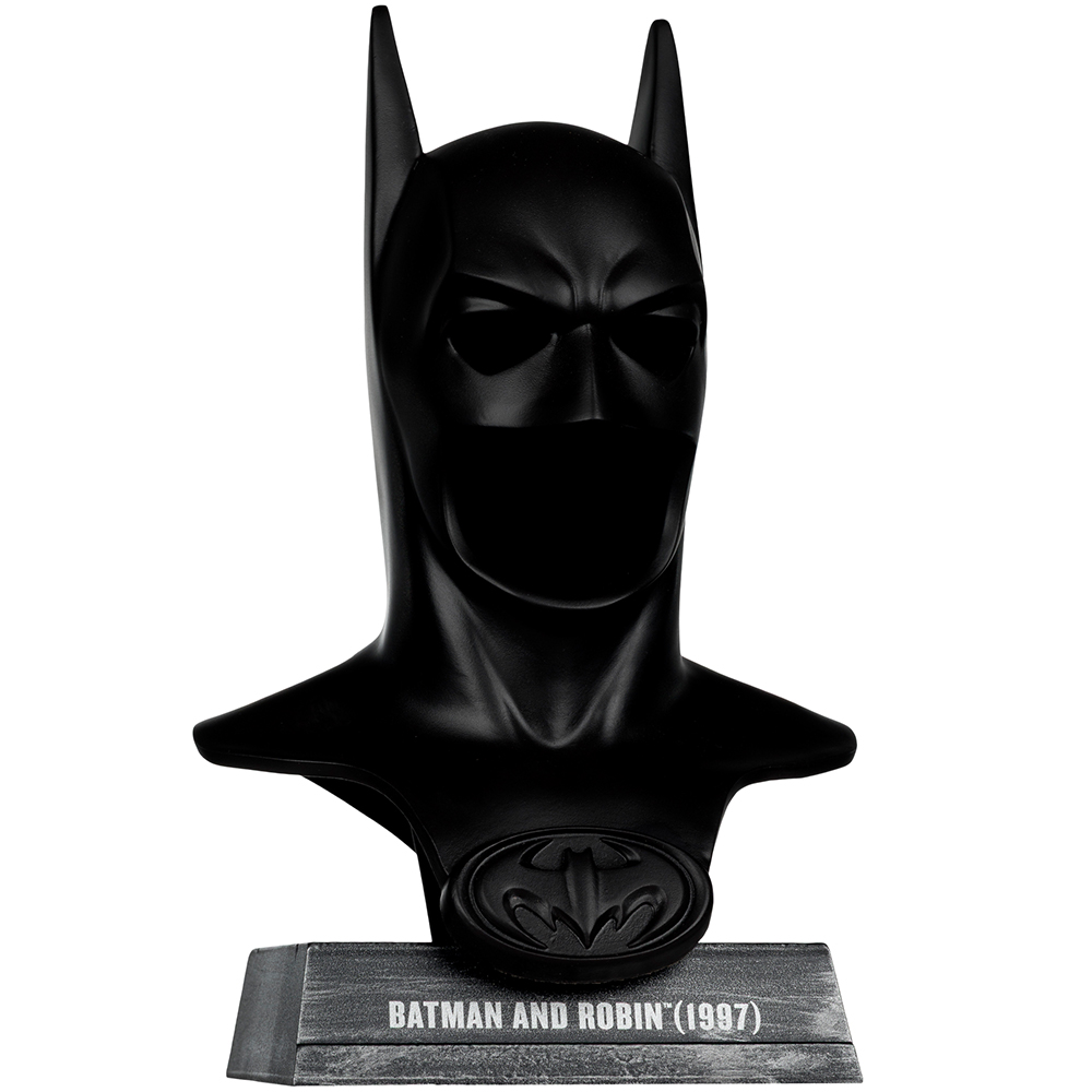 Busto nero di Batman con orecchie a punta e un simbolo del pipistrello sulla base. Poggia su una base con la scritta "Batman and Robin (1997)".