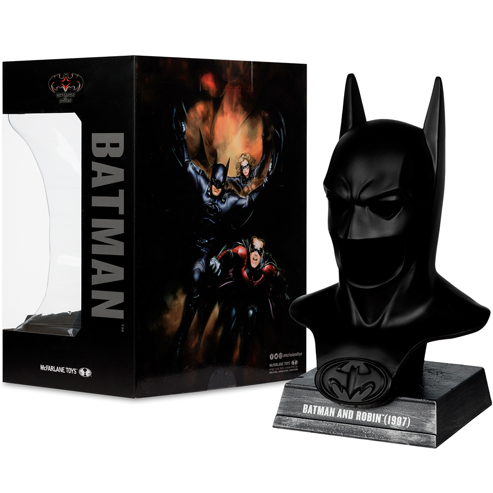 Un busto di Batman è posizionato su una base, accanto a una scatola con l'arte di Batman e Robin. Il busto è nero. La scatola mostra Batman e Robin.