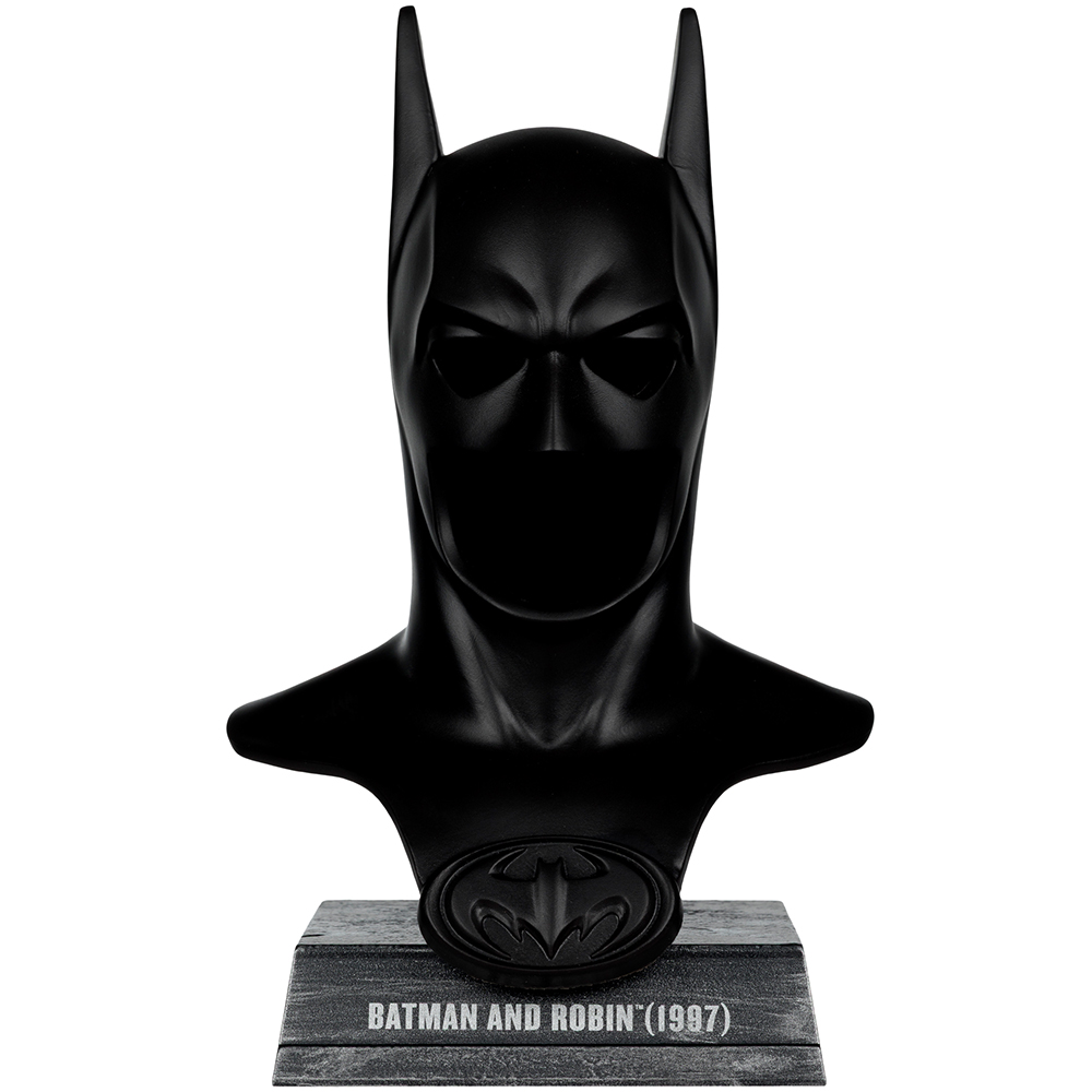 Un busto nero di Batman con orecchie a punta. Si trova su una base con la scritta 'Batman and Robin (1997)' e il simbolo del pipistrello.