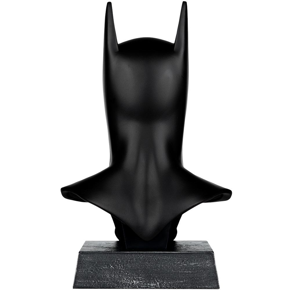 Un busto nero di Batman, visto da dietro. Ha orecchie alte e appuntite. È montato su una base scura e strutturata.