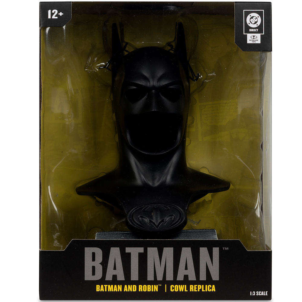 Una replica nera del cappuccio di Batman in una scatola. La scatola ha il testo 'BATMAN' e 'BATMAN AND ROBIN | COWL REPLICA'.