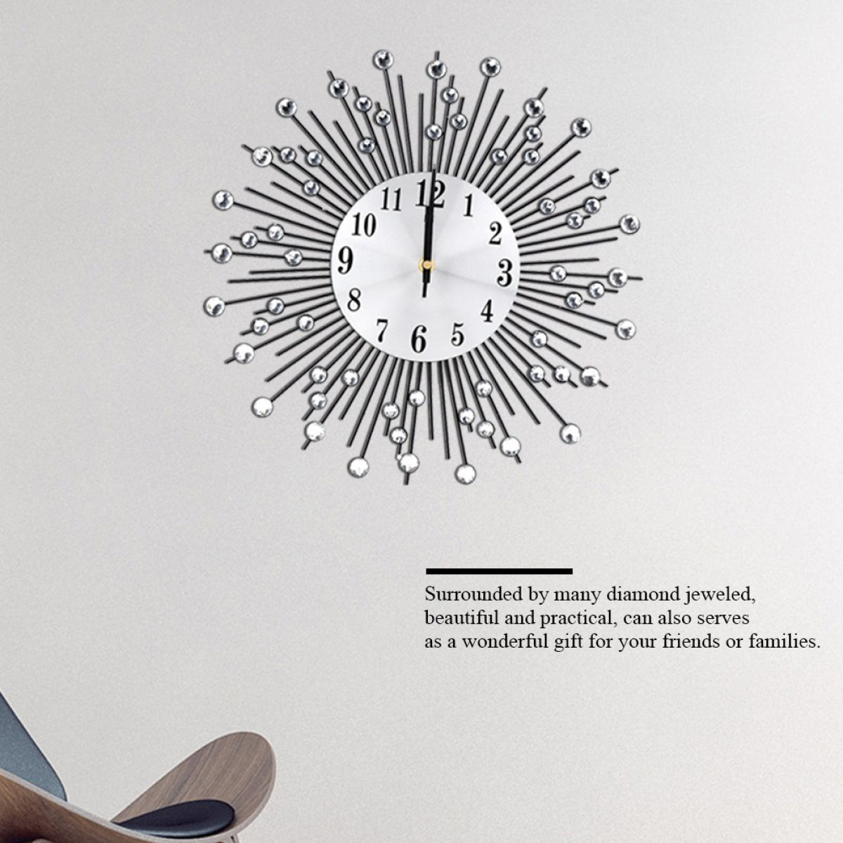 Eine dekorative Wanduhr mit weißem Zifferblatt, schwarzen Zeigern und diamantartigen Verzierungen. Sie befindet sich vor einer schlichten Wand.