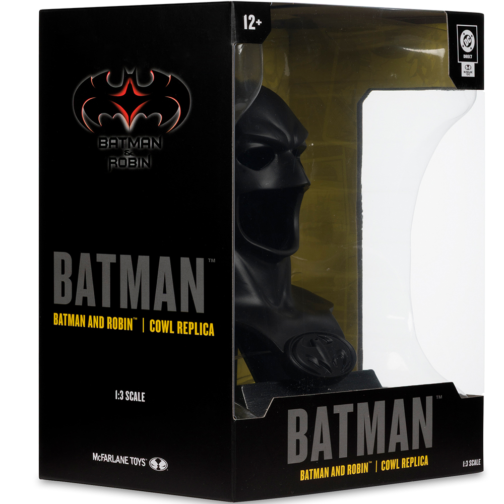 Replica nera del cappuccio di Batman in una scatola. La scatola ha il logo e il testo di Batman e Robin. È una replica in scala 1:3.