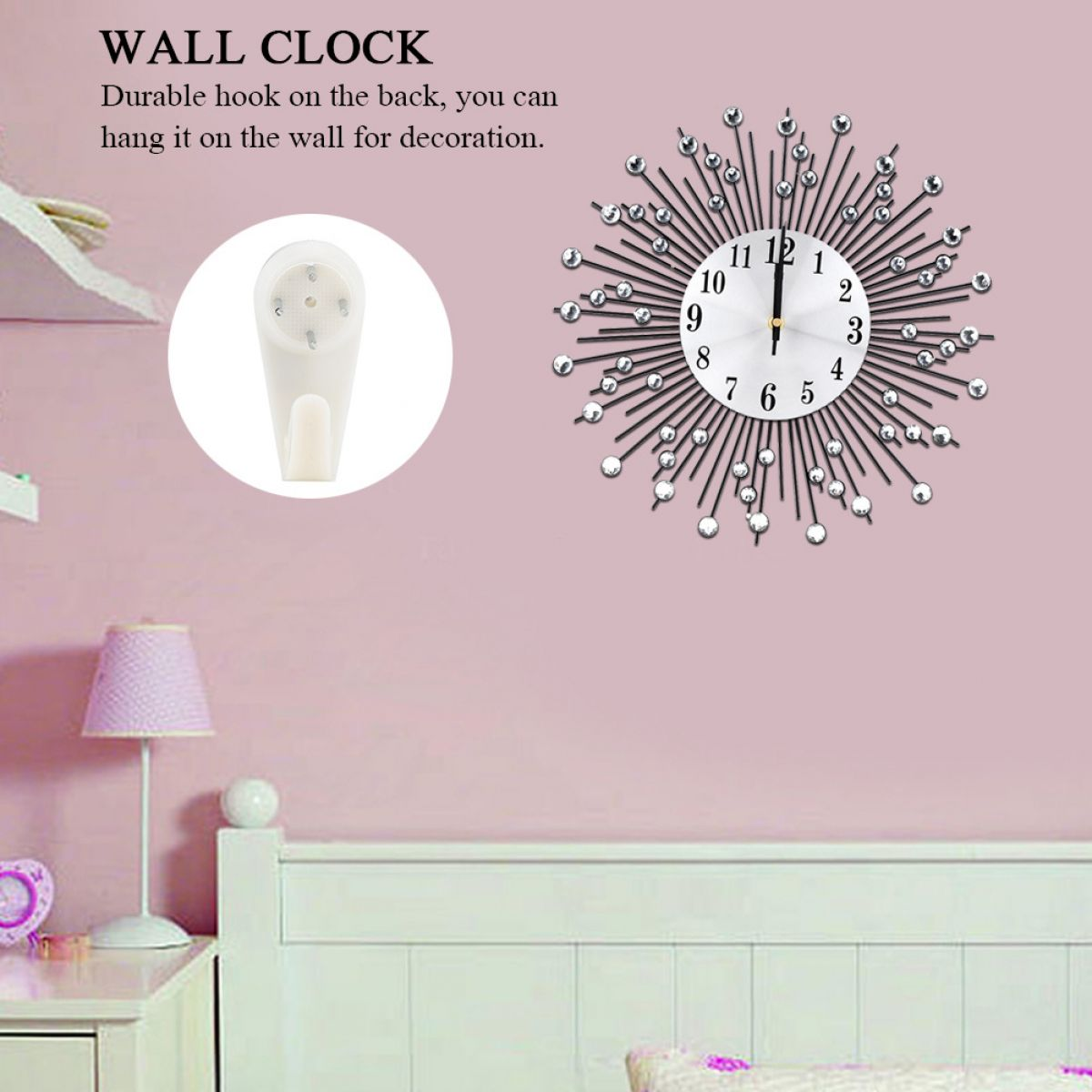 Eine Wanduhr mit dekorativem Design, ein Wandhaken und Schlafzimmermöbel sind sichtbar.