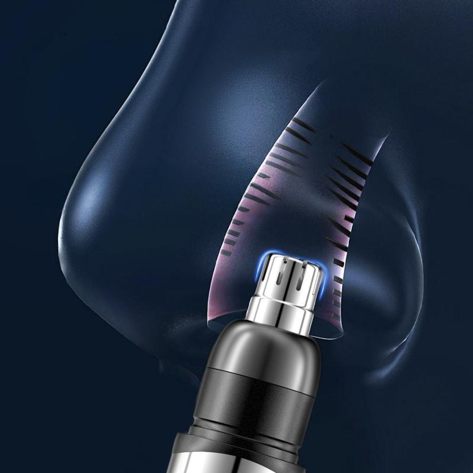 Ein Nasenhaartrimmer wird in der Nähe einer Nase gezeigt. Der Trimmer ist silber und schwarz. Der Hintergrund ist dunkelblau.