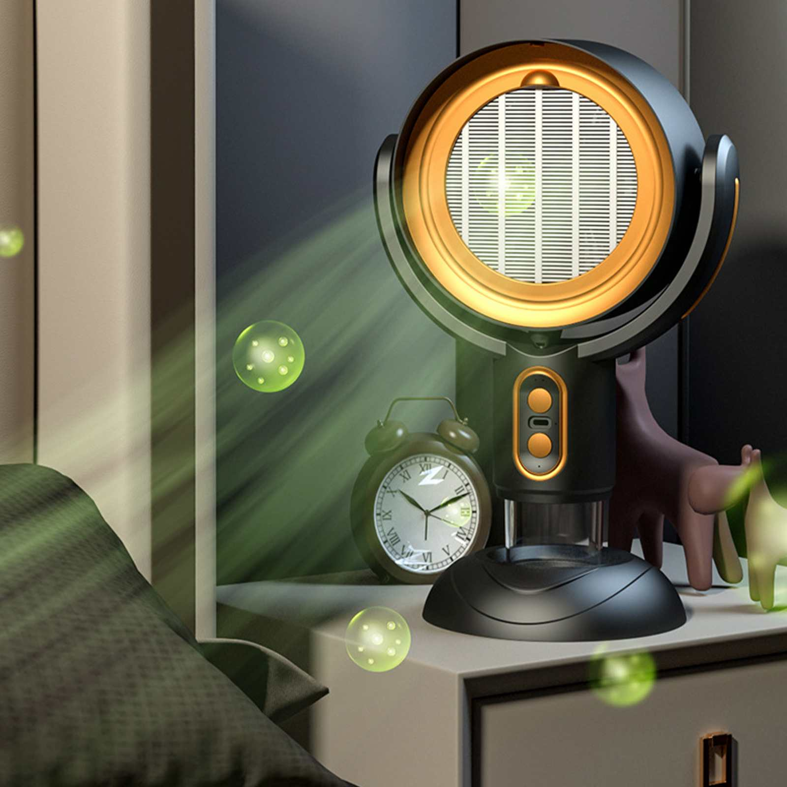 Ein schwarz-goldener Luftreiniger mit Uhr, Spieltier und grünen Kugeln auf einem Nachttisch. Grüne Blasen schweben.