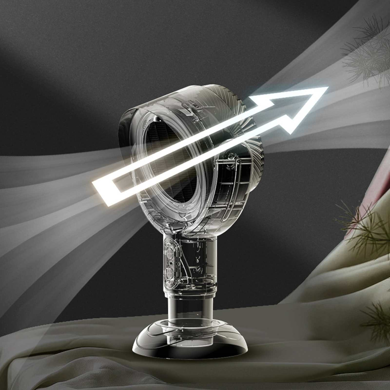 Klarer, futuristischer Ventilator mit pfeilförmiger Lichtprojektion. Grauer Hintergrund mit Pflanzendetails. Der Ventilator steht auf Stoff.
