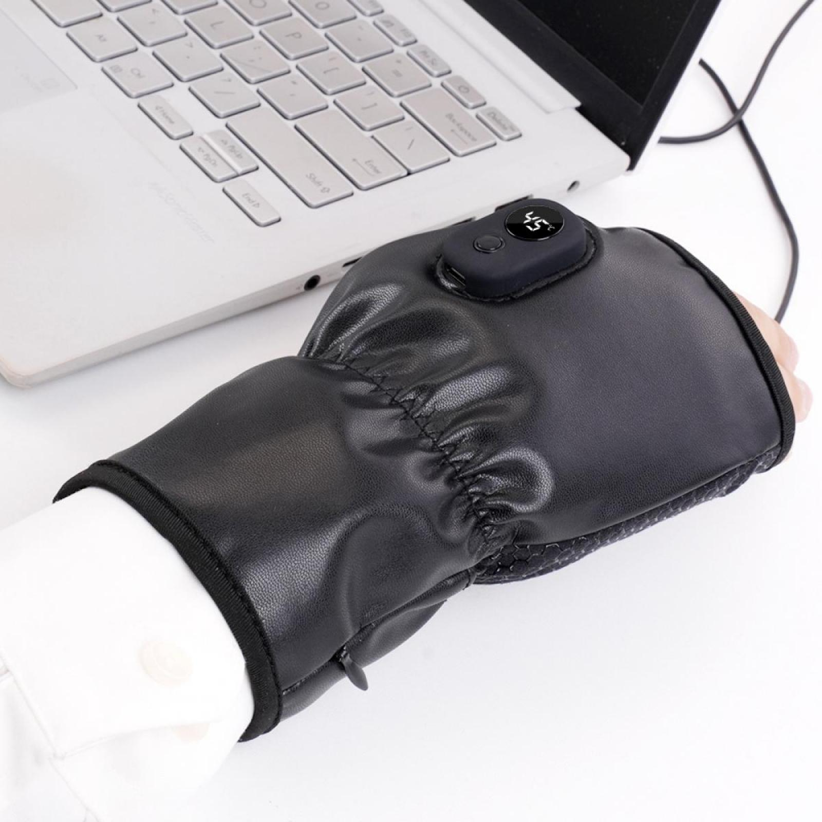 Schwarzer beheizter Handschuh mit Digitalanzeige, die 45 Grad anzeigt. Eine Hand mit dem Handschuh liegt neben einem Laptop.