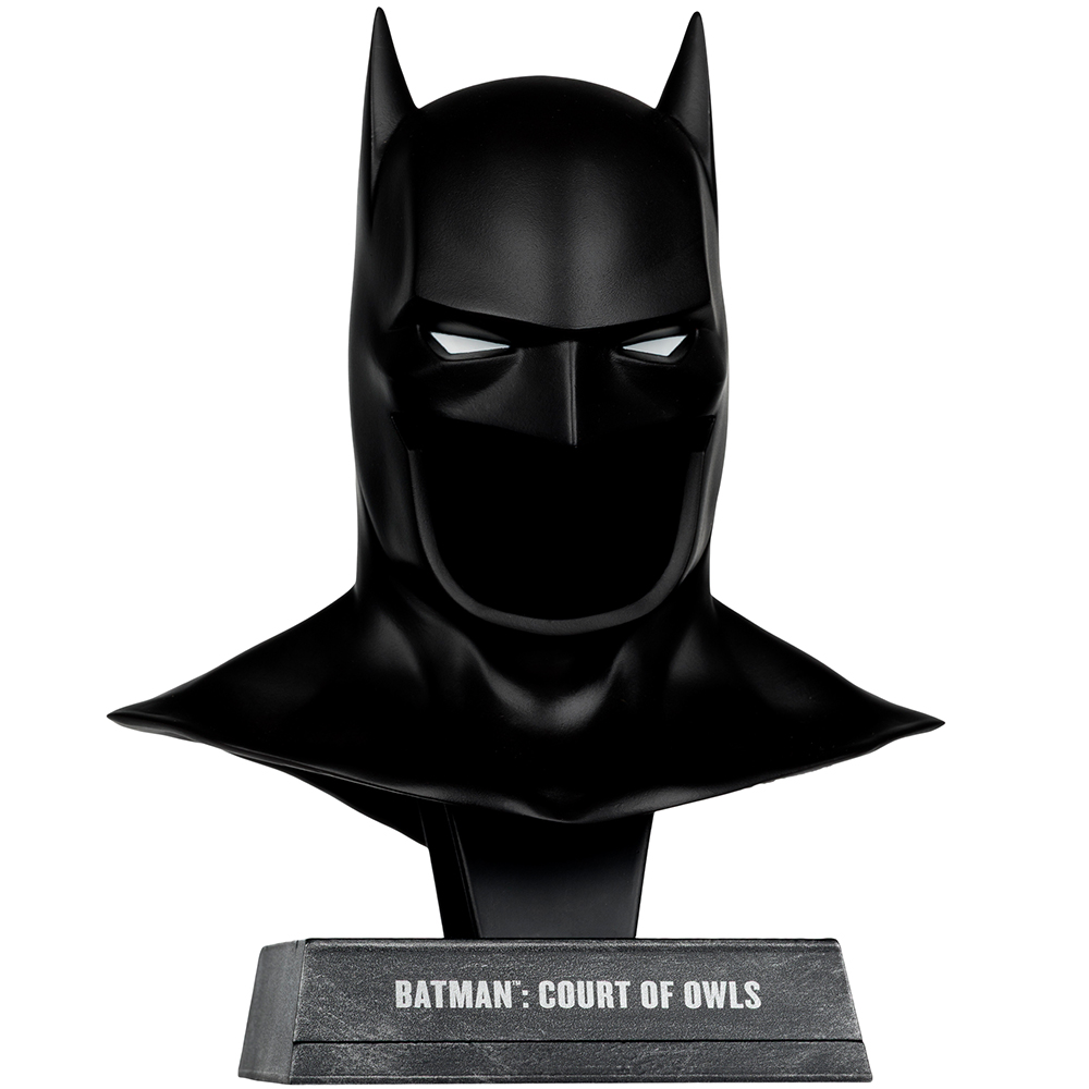 Eine schwarze Batman-Büste mit weißen Augen und spitzen Ohren. Auf einem Sockel steht "Batman: Court of Owls".