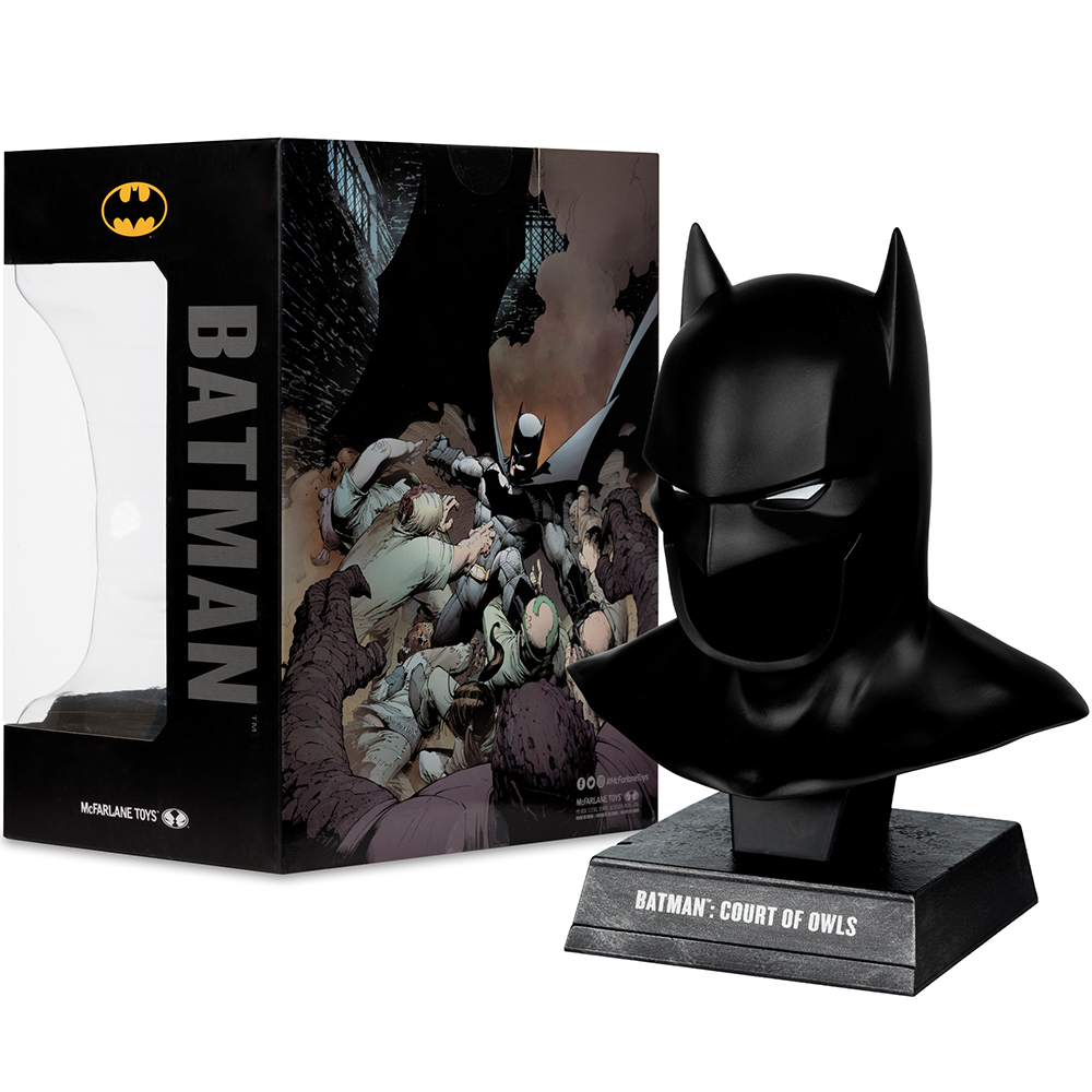 Eine schwarze Batman-Büste mit einer Box mit Batman-Comic-Kunst. Die Büste steht auf einem Sockel mit der Aufschrift 'Batman: Court of Owls'.