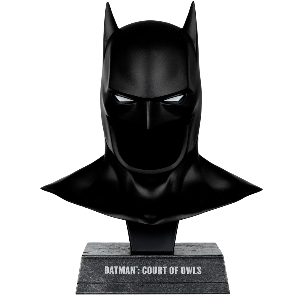 Eine schwarze Batman-Büste mit weißen Augen. Sie steht auf einem Sockel mit der Aufschrift 'Batman: Court of Owls'.
