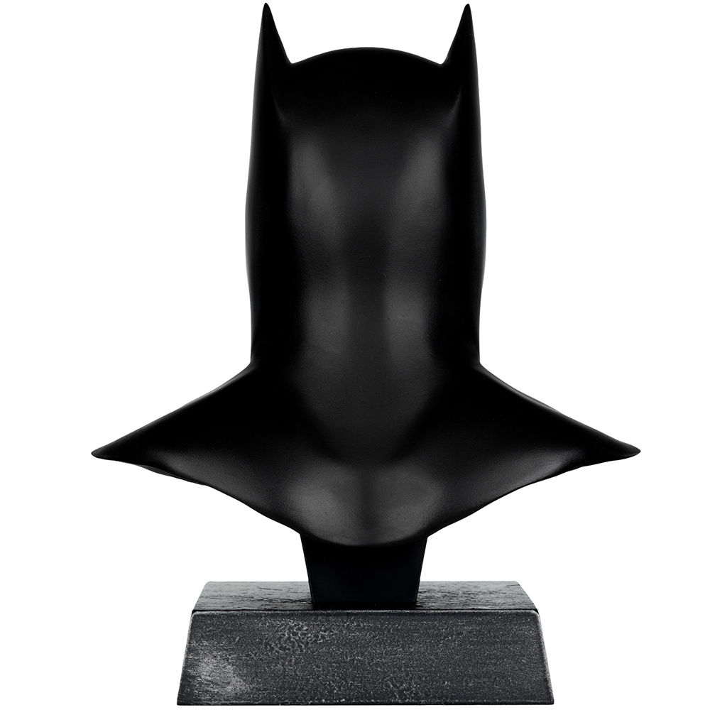 Eine schwarze Batman-Büste. Die Büste steht auf einem dunklen, strukturierten Sockel. Der Hintergrund ist schlicht weiß.
