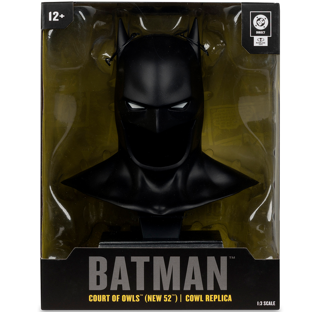 Eine schwarze Batman-Kopf-Replika in einer Vitrine. Die Kopfbedeckung steht auf einem Ständer, die Box hat Text mit 'BATMAN' und 'Court of Owls'.