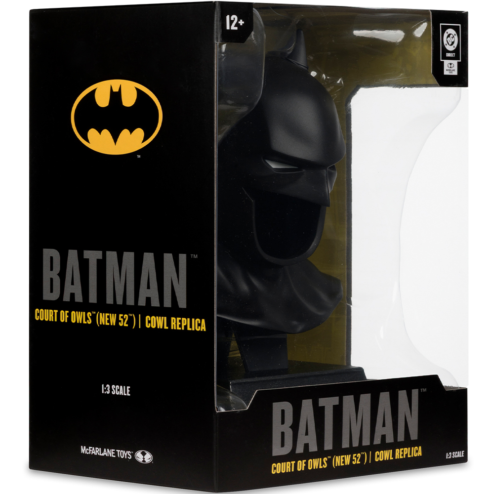 Batman-Replika-Kapuze in einer schwarzen Box. Die Box hat das Batman-Logo und Text. Die Kapuze ist schwarz und wird im transparenten Kunststoff angezeigt.