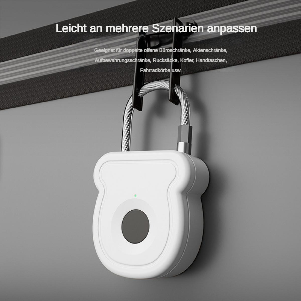 Ein weißes Smart-Schloss hängt. Es hat einen runden schwarzen Knopf und ein grünes Licht. Das Schloss ist an einem Metallkabel befestigt.