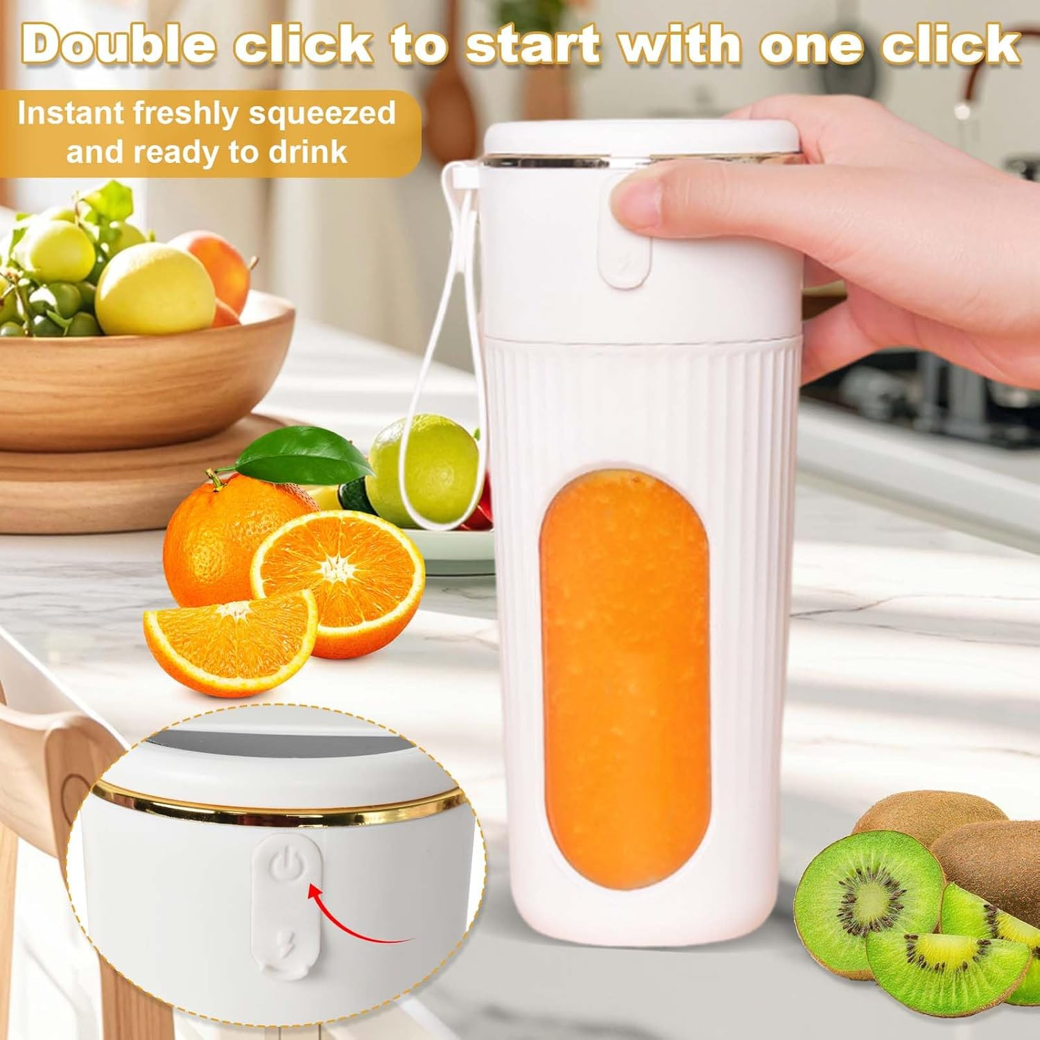 Eine Hand hält einen weißen Mixer mit Orangensaft. Orangen, Kiwis und eine Schüssel mit Obst stehen auf einer Theke. Text: Sofort frisch gepresst.