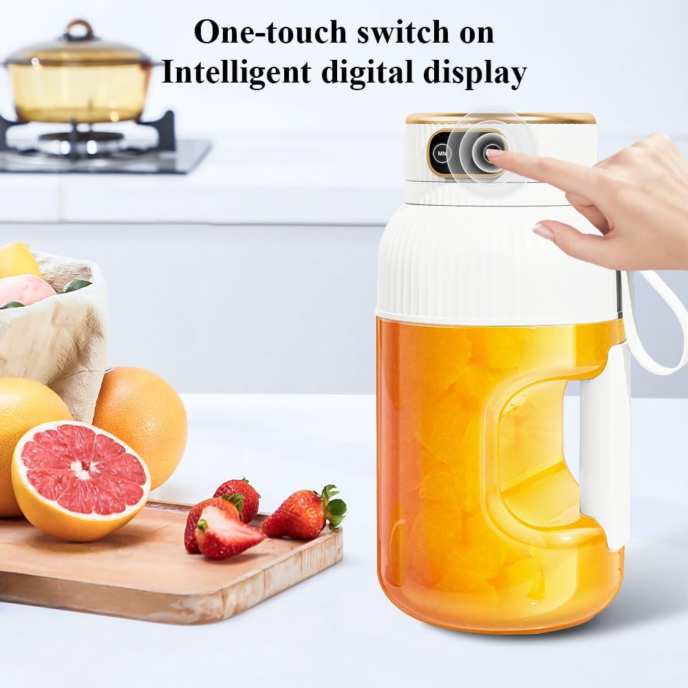 Eine Hand drückt eine Taste an einem weißen Entsafter. Orangen, Erdbeeren und eine Grapefruit liegen auf einem Holzbrett. Im Hintergrund steht ein Topf.