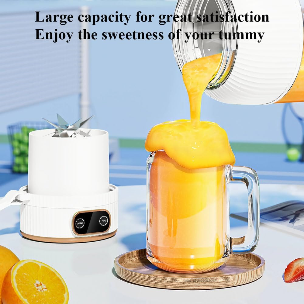 Ein Mixer gießt orangene Flüssigkeit in ein Glas. Ein Becher mit Saft steht auf einem Holztablett, Orangen und eine Erdbeere sind in der Nähe.
