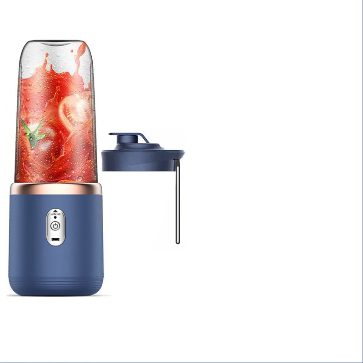Ein blauer und goldfarbener Mixer mit Tomaten darin. Der Deckel ist abgenommen und daneben platziert. Weißer Hintergrund.