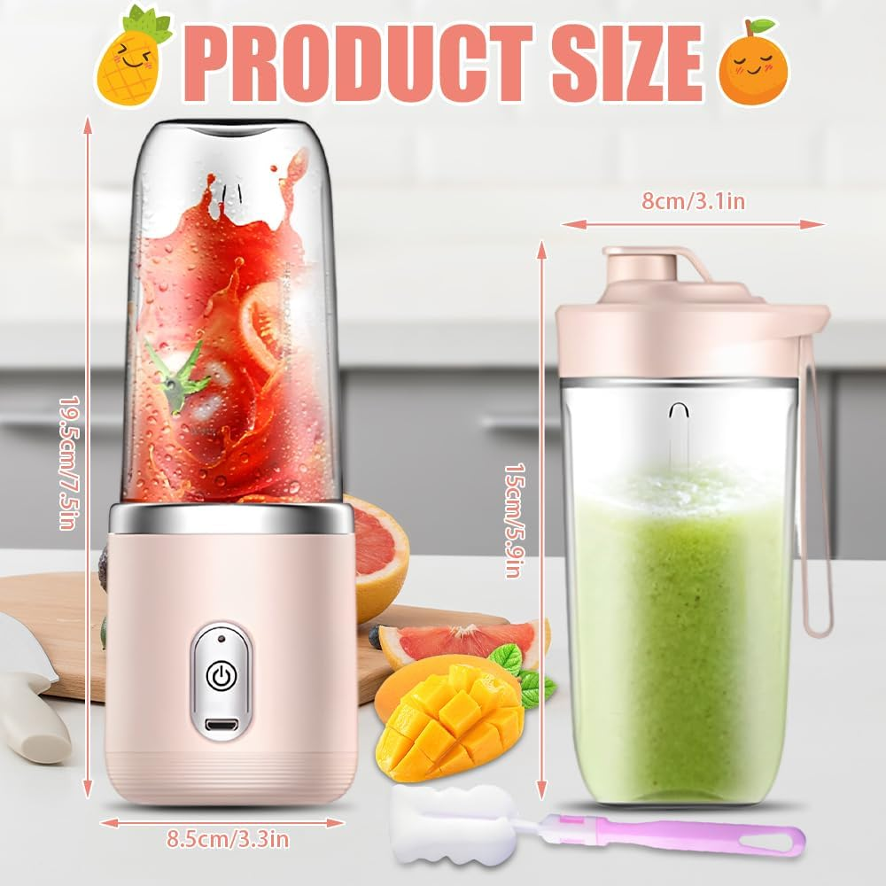 Ein rosa Mixer mit einem Glas voller roter Flüssigkeit und einem mit grünem. Früchte wie Mango und Grapefruit sind abgebildet.