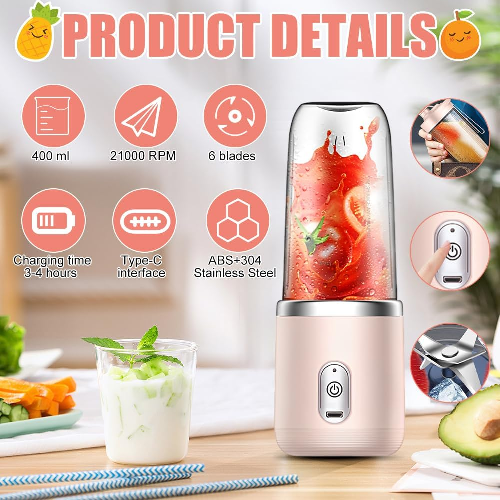 Ein rosa Mixer mit einem Glas voller Flüssigkeit und einem Glas Smoothie, Details auf der Seite. Zutaten und Strohhalme sind sichtbar.