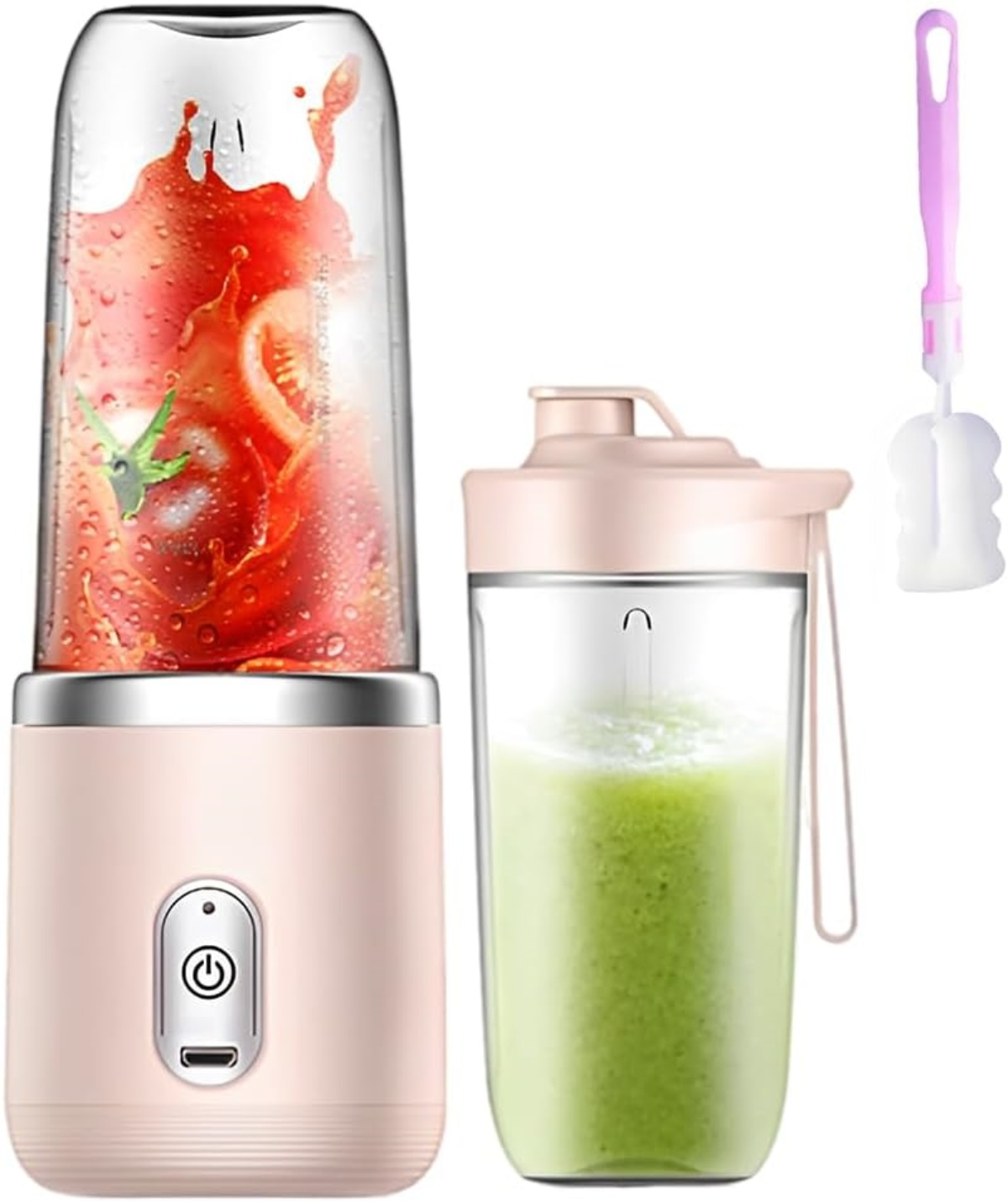 Ein Mixer mit Tomatenspritzern im Inneren. Ein zweiter Becher mit grünem Smoothie. Eine Reinigungsbürste. Alles vor weißem Hintergrund.