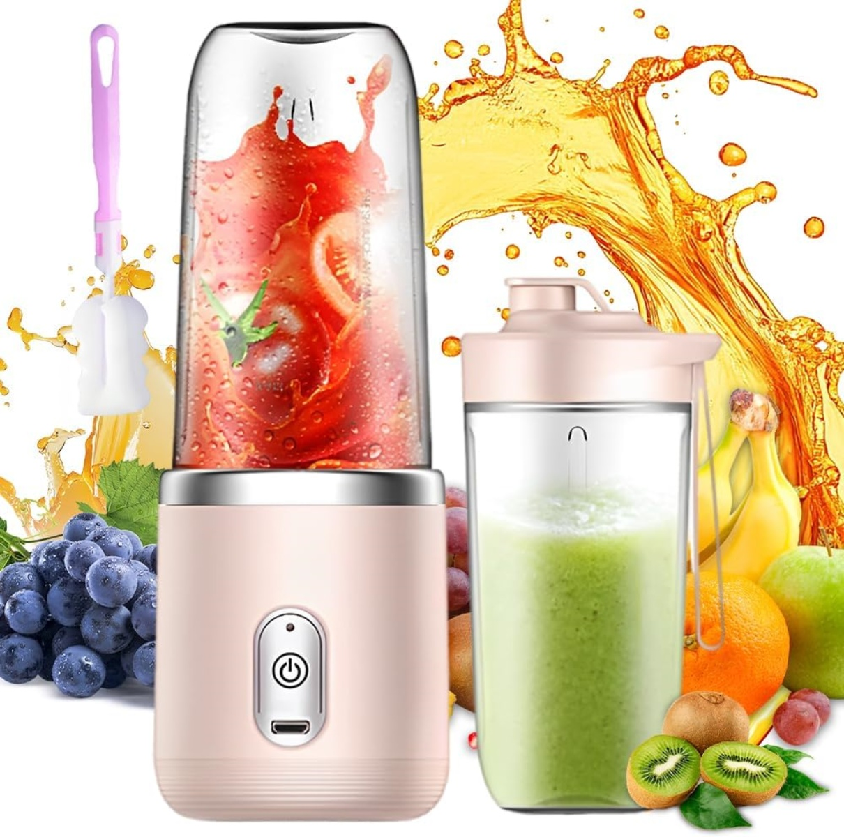 Ein Mixer mit einer Tomate, einem Smoothie, Früchten und einer Reinigungsbürste. Der Mixer ist rosa. Im Hintergrund ist ein Saftspritzer.