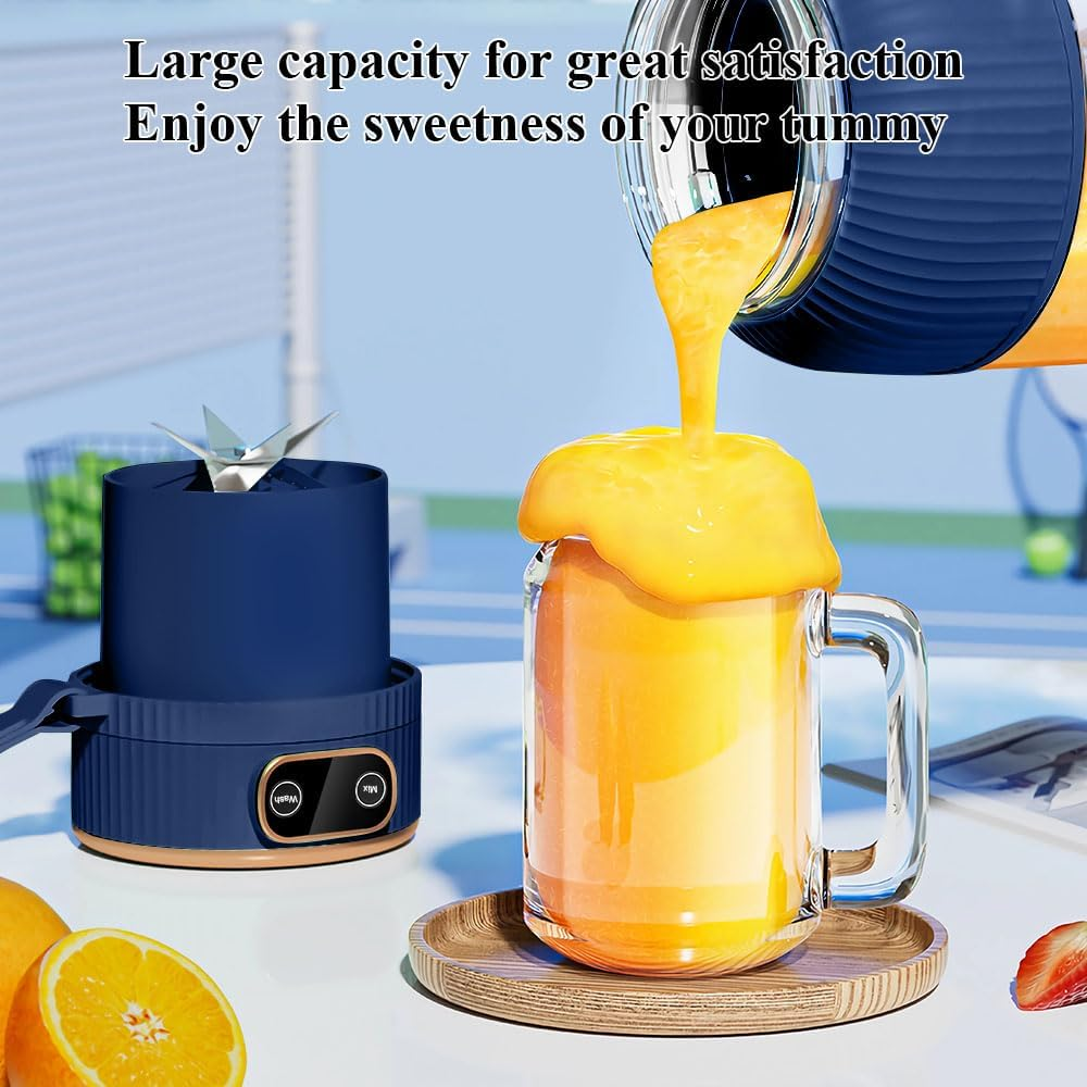 Ein Mixer gießt orangefarbene Flüssigkeit in einen Glaskrug auf einem Holzbrett. Auf dem Tisch liegt eine Orange, links ist ein Mixer.