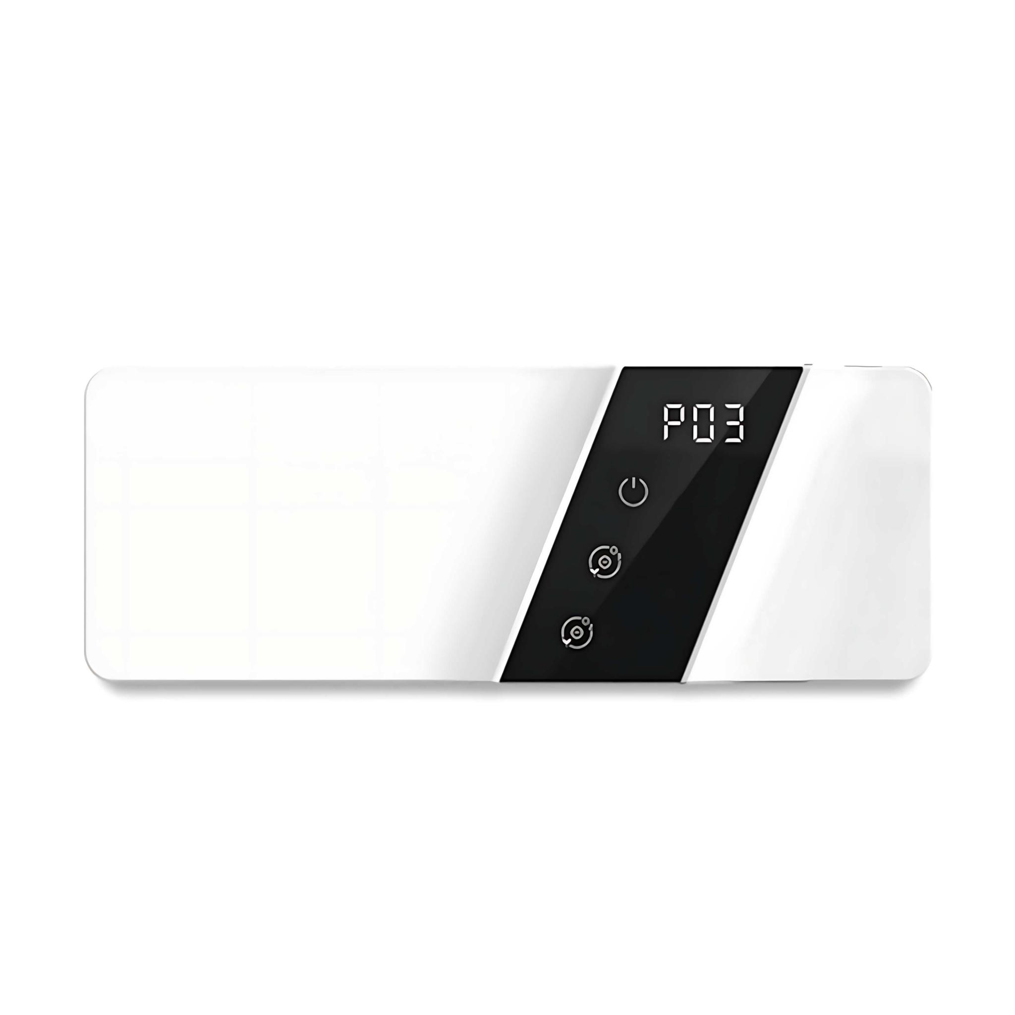 Weißes rechteckiges Gerät mit schwarzem diagonalen Panel mit 'P03', Einschaltknopf und zwei Kreissymbolen.