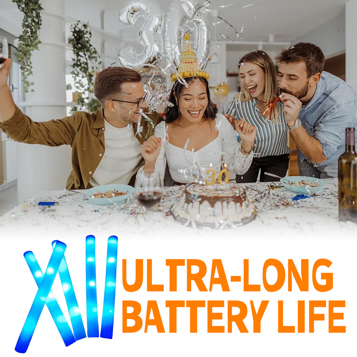 Vier Personen feiern Geburtstag. Ein Kuchen mit Kerzen, Luftballons und Konfetti sind vorhanden. Text lautet 'Ultra-Long Battery Life'.