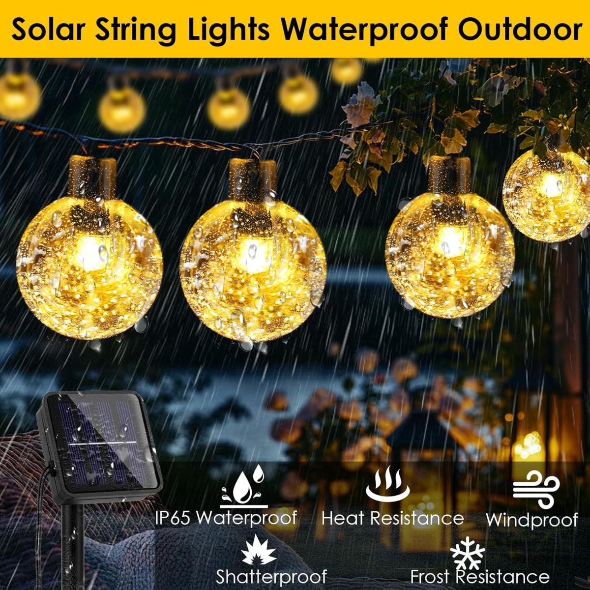 Solar-Lichterketten für den Außenbereich mit leuchtenden Kugeln. Regentropfen auf den Kugeln. Solarpanel im Vordergrund.