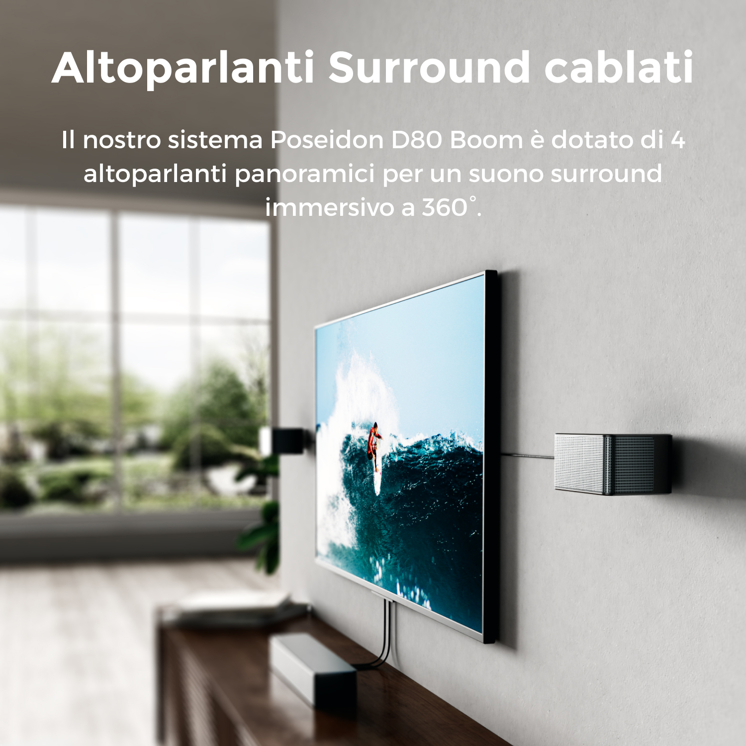 Un televisore mostra un surfista. Altoparlanti montati sulla parete e su un tavolo. Testo: Altoparlanti Surround. Poseidon D80 Boom.