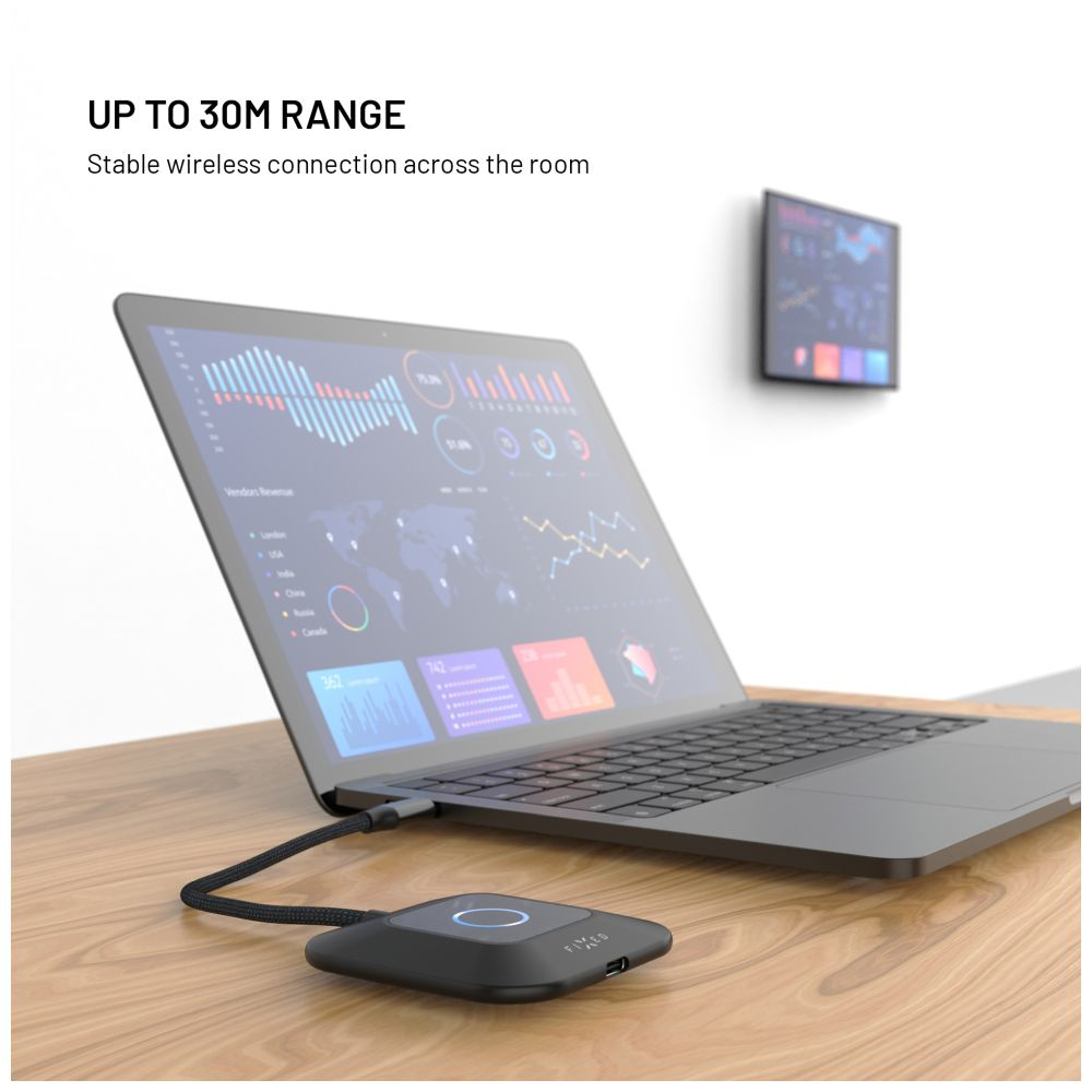 Laptop mit Diagramm, verbunden mit einem schwarzen Gerät auf einem Holztisch. Ein Bildschirm an der Wand. Text: 'Bis zu 30 m Reichweite'.