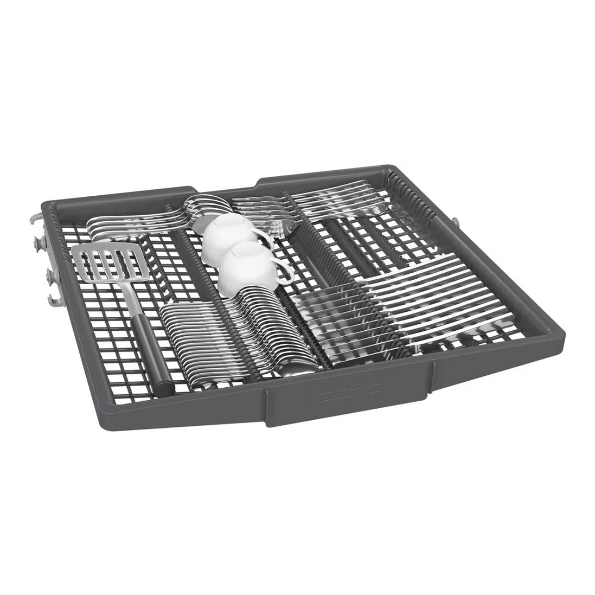 Una cesta de lavavajillas llena de cubiertos, dos tazas y una espátula. La disposición muestra tenedores, cucharas, cuchillos y otros utensilios.