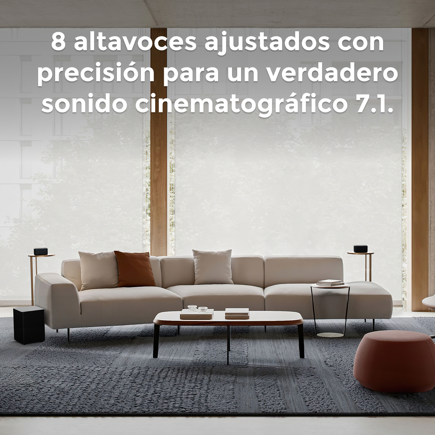 Salón con sofá crema, alfombra gris y mesa de centro. Un otomán rojo a la derecha. Texto en la parte superior.