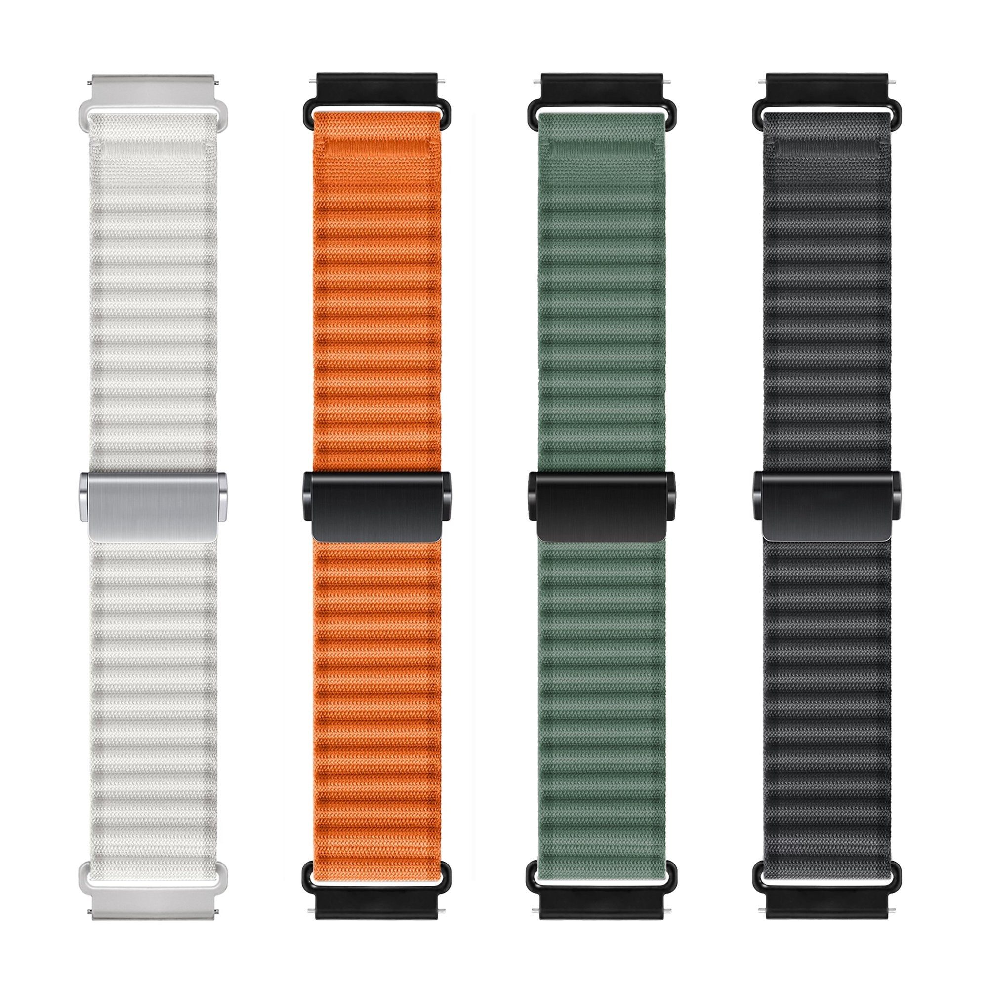 Vier Armbänder: weiß, orange, grün und schwarz. Jedes mit strukturiertem Stoff und Metall- oder schwarzem Verschluss.
