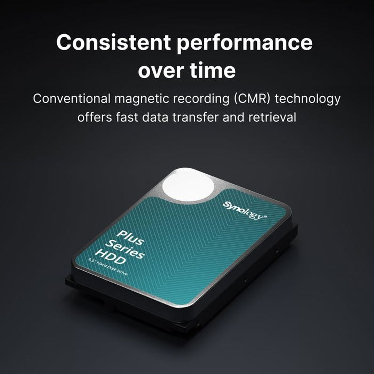 Pokazano dysk twardy z tekstem wskazującym technologię CMR i szybki transfer danych. Dysk ma turkusowy wierzch i logo Synology.
