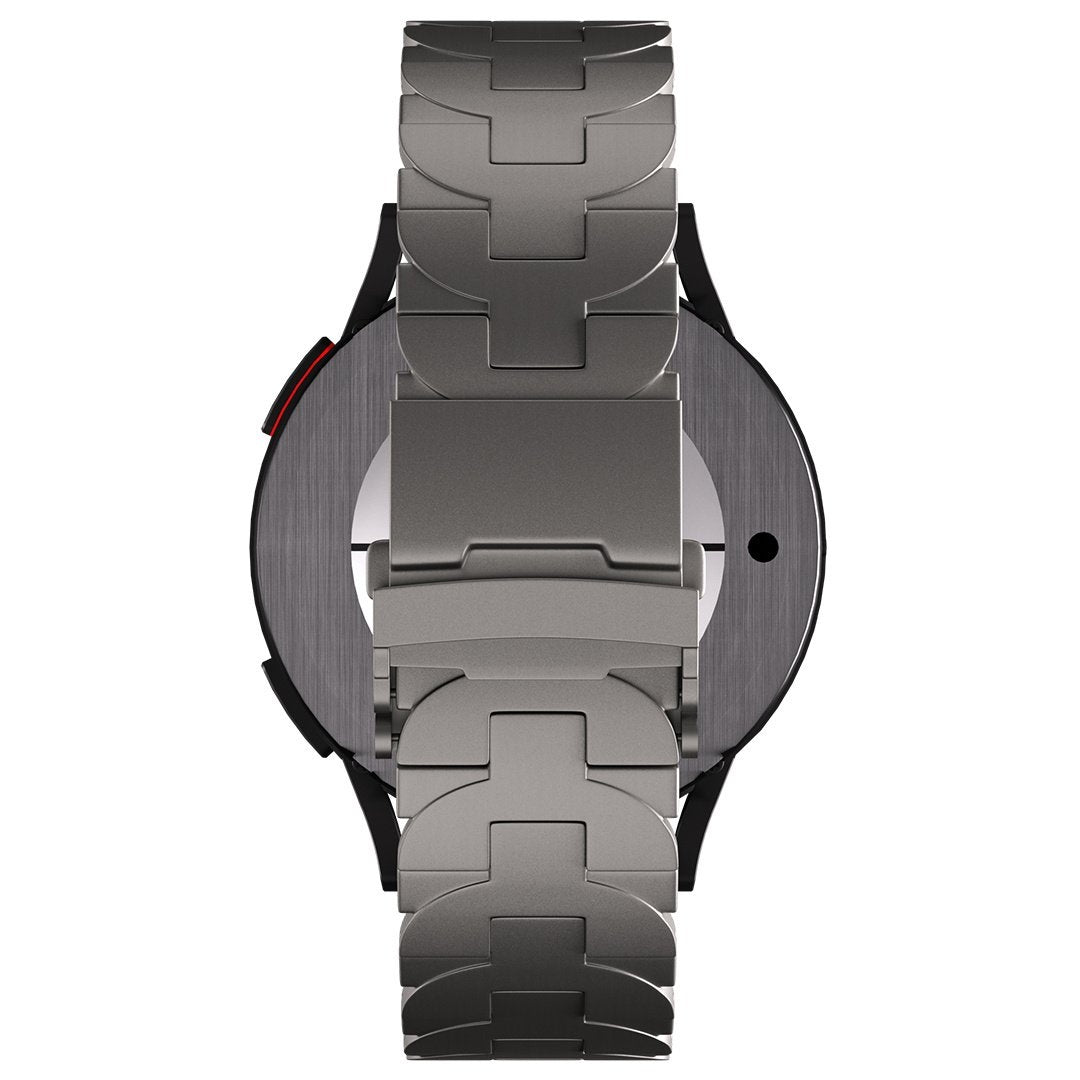 Nahaufnahme einer silbernen Armbanduhr mit Metallarmband. Rückseite der Uhr und Bandverschluss sind sichtbar, der Hintergrund ist weiß.