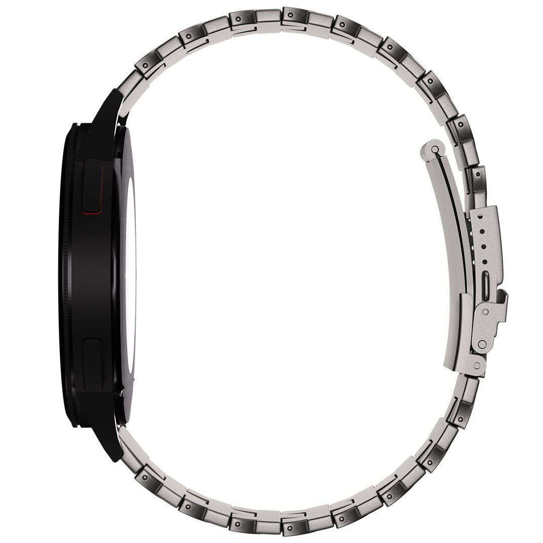 Eine schwarze Smartwatch mit silbernem Metallarmband wird von der Seite gezeigt. Das Band ist geöffnet und zeigt Verschluss und Glieder.