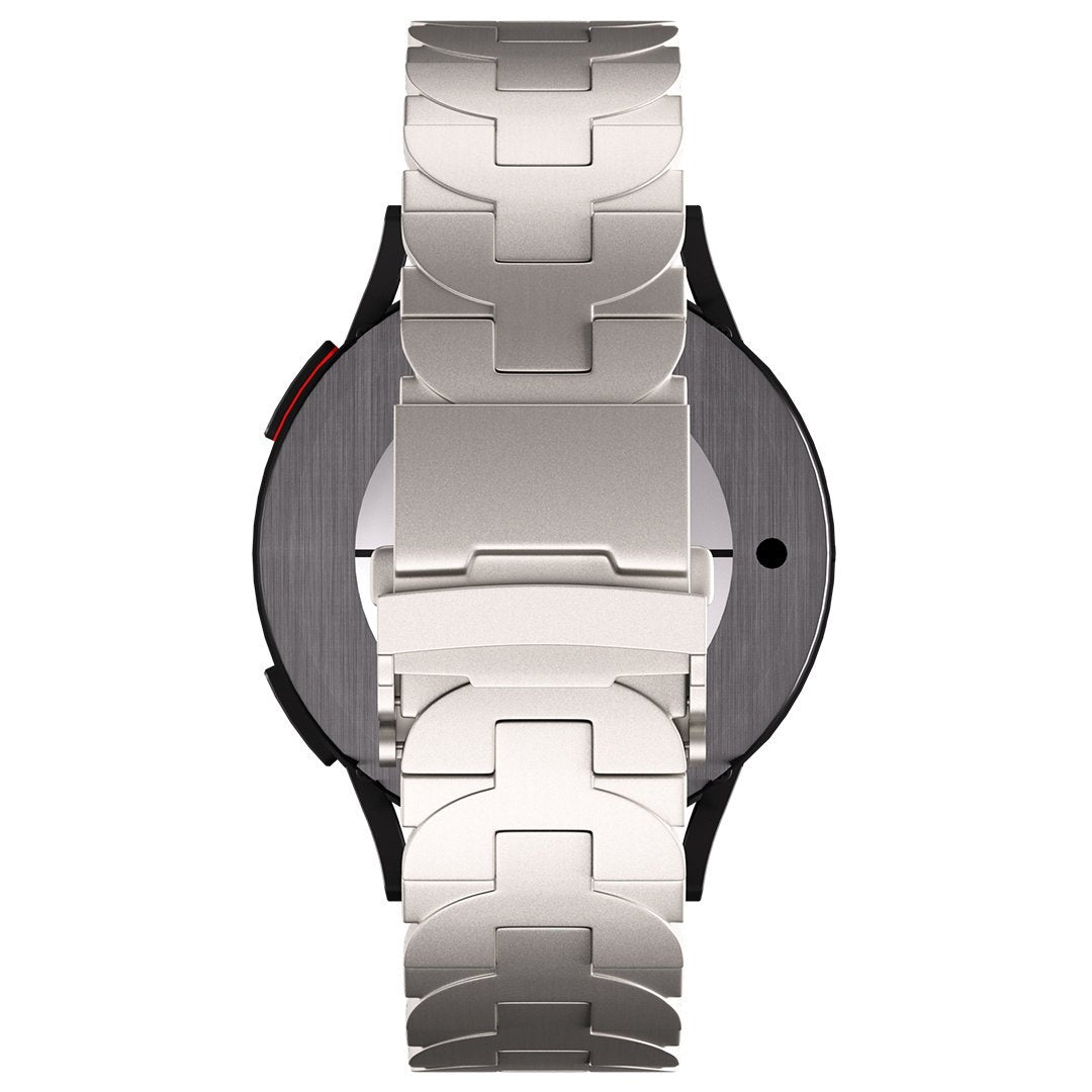Eine silberne Smartwatch mit Metallarmband wird von hinten gezeigt. Die Uhr hat ein schwarzes Gehäuse und einen roten Akzent.