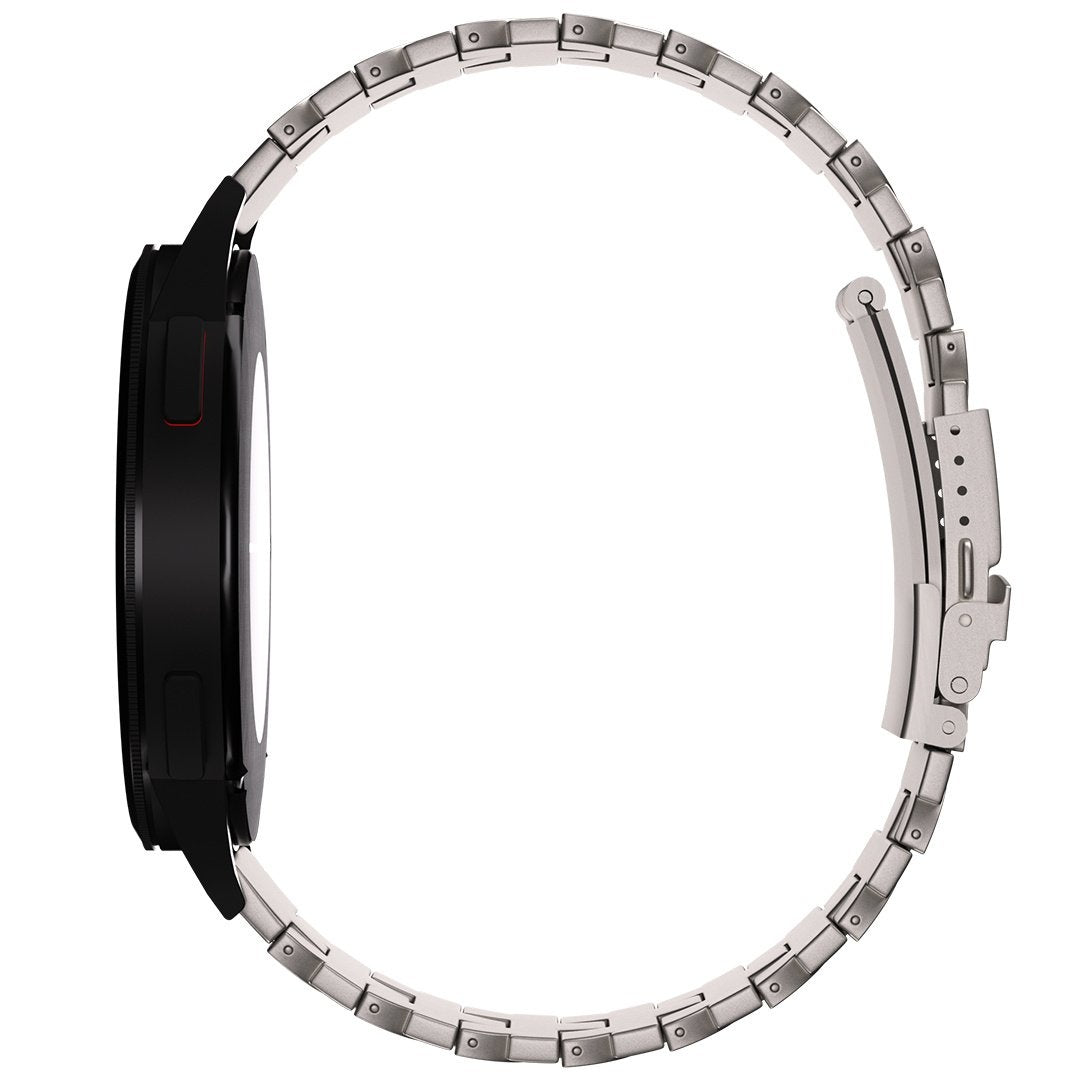 Eine schwarze Smartwatch mit silbernem Metallband wird von der Seite gezeigt, das Band ist teilweise geöffnet.