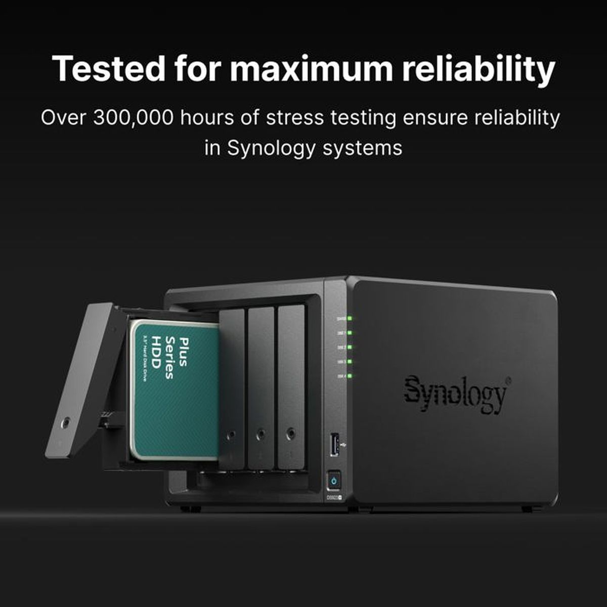Un NAS Synology nero con uno scomparto aperto che contiene un HDD Plus Series. Il testo dice 'Testato per la massima affidabilità'.