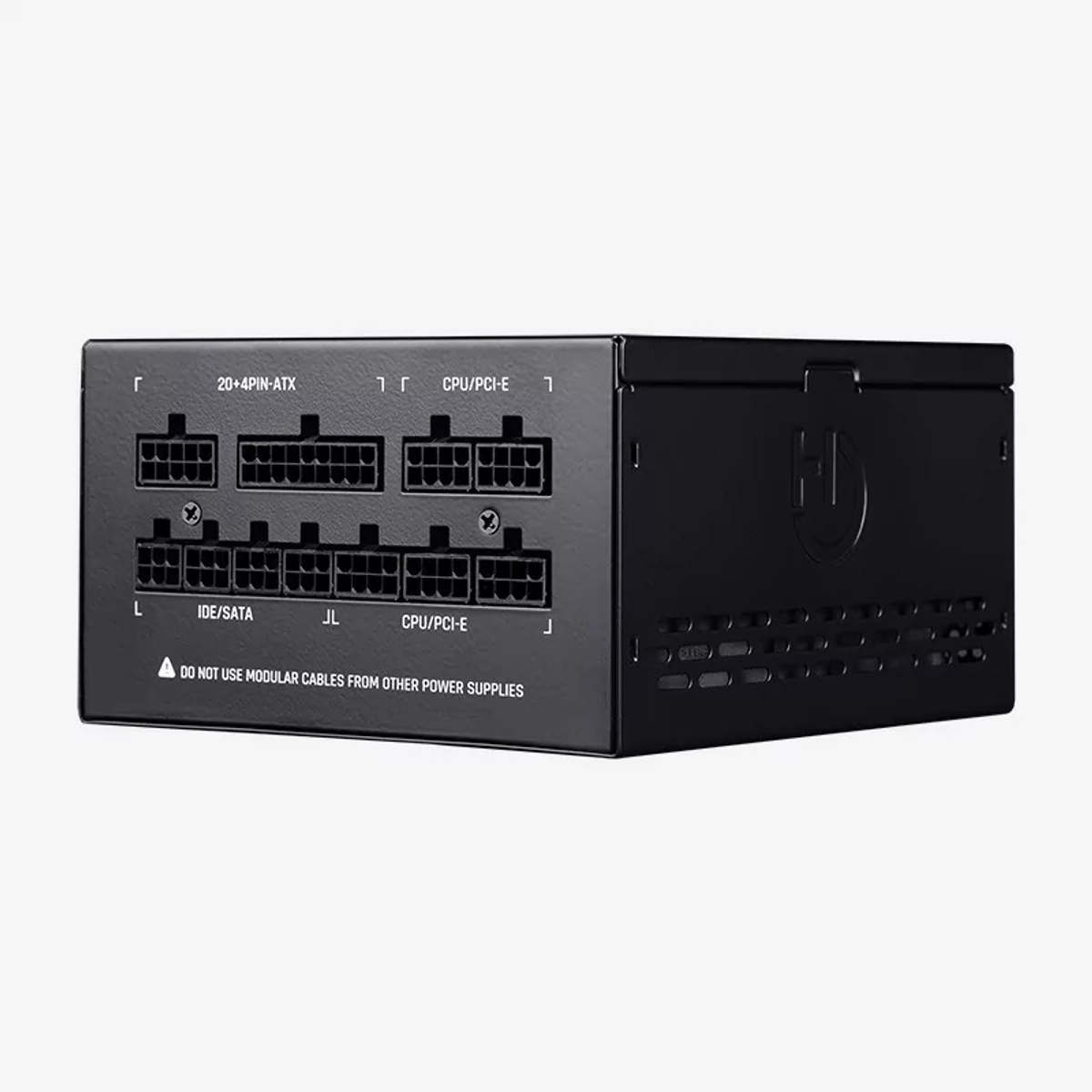 Un alimentatore nero con più connettori etichettati 20+4PIN-ATX, IDE/SATA, CPU/PCI-E. Avvertenza: non utilizzare cavi modulari.