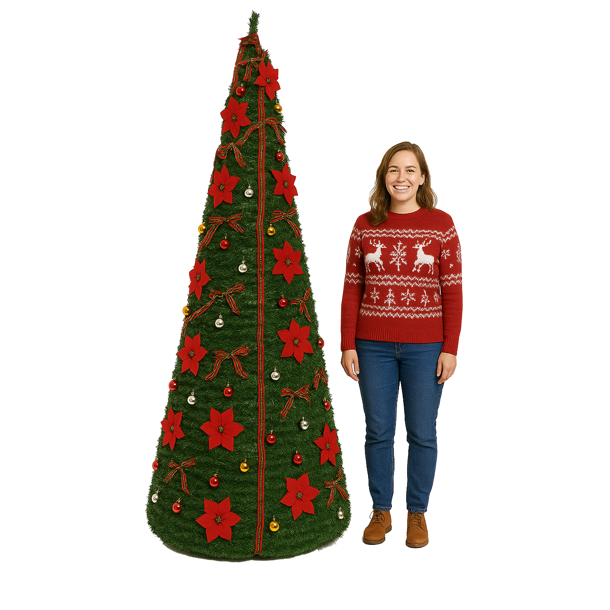 Una mujer está de pie junto a un árbol de Navidad decorado. El árbol tiene lazos rojos, flores de Pascua y adornos. La mujer lleva un suéter rojo.