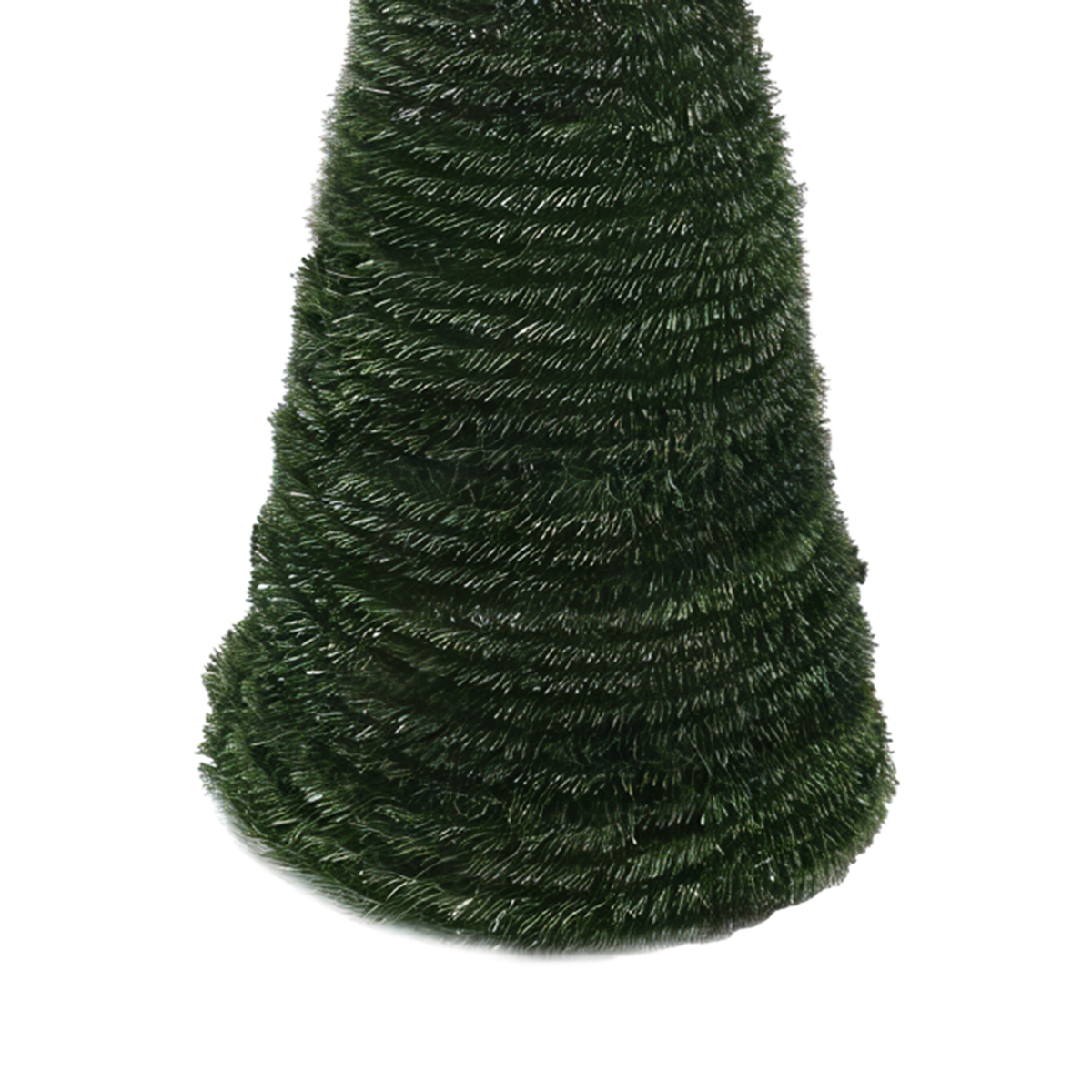 Un árbol de Navidad artificial verde oscuro sobre un fondo blanco. El árbol es cónico y está hecho de material áspero.