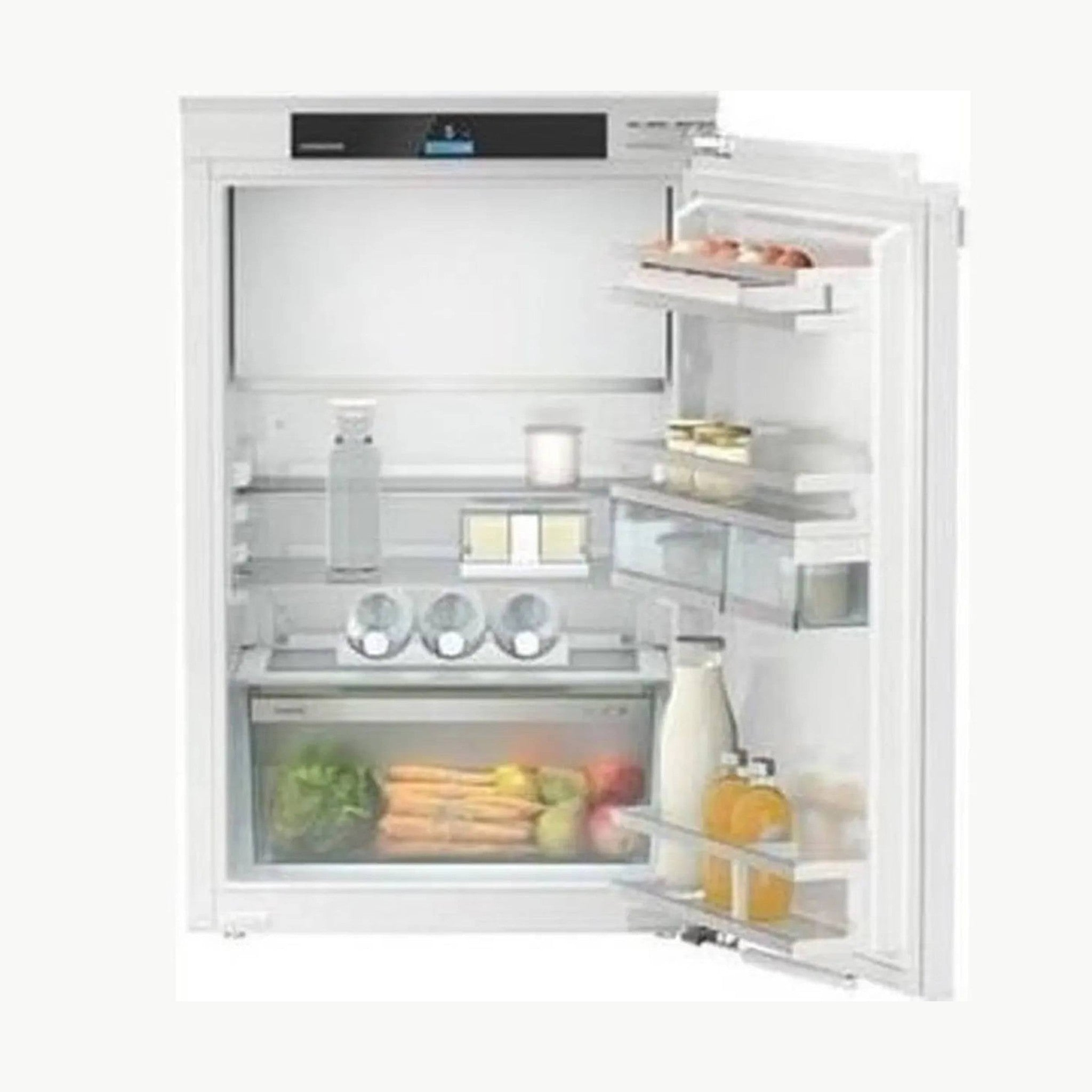 Open koelkast met planken. Binnen: groenten, fruit, melk, potten en andere etenswaren.