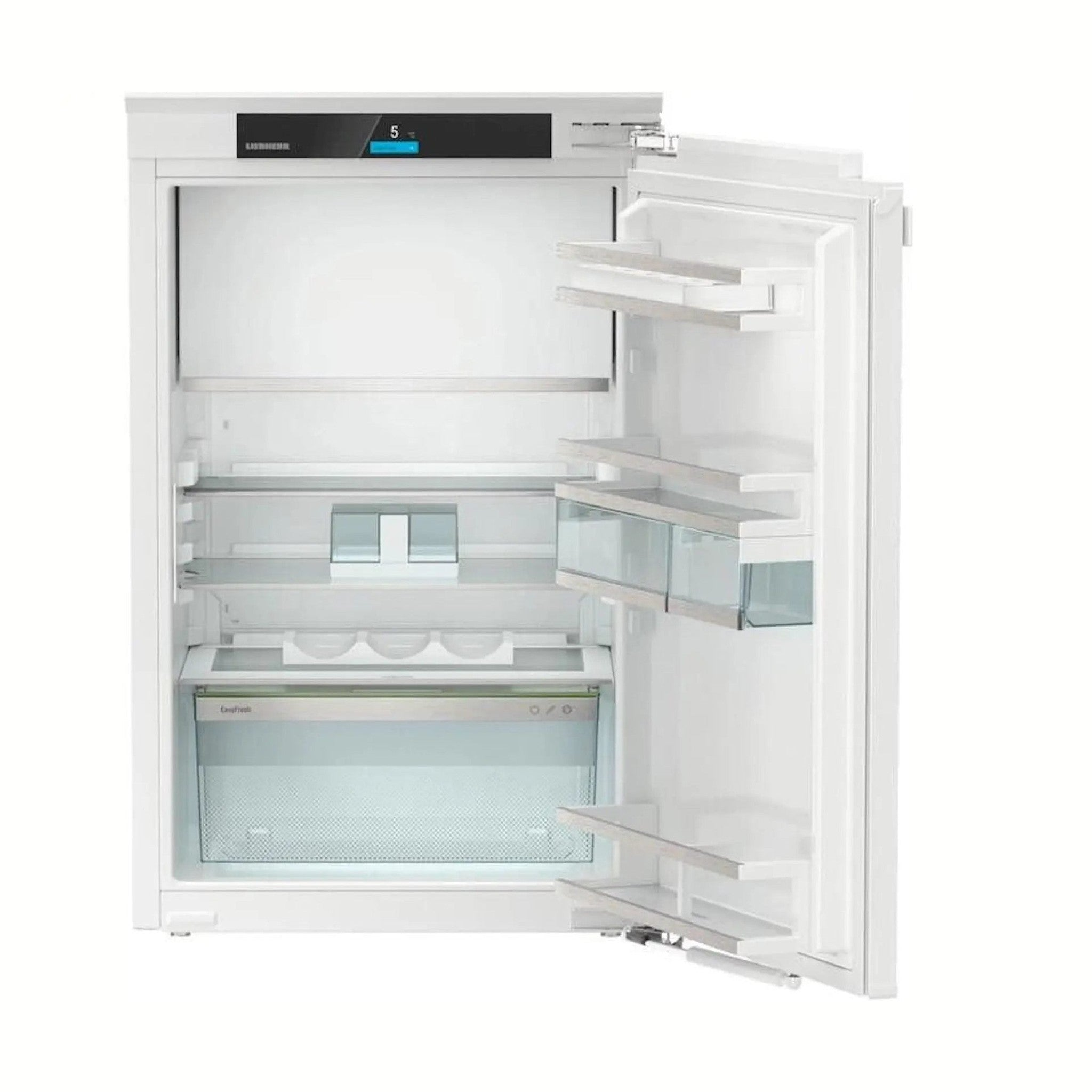 Witte koelkast met open deur, met planken en compartimenten. Digitaal display toont de temperatuur.